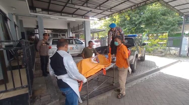 Penemuan mayat pria tanpa identitas di saluran irigasi Jombang dengan garis polisi terpasang