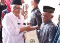 Program redistribusi tanah di Blitar memberi kepastian hukum bagi petani sekaligus membuka akses ekonomi yang lebih luas. Foto: Bupati Blitar Rijanto menyerahkan sertifikat kepada warga (foto/ist)