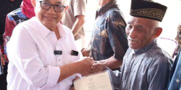 Program redistribusi tanah di Blitar memberi kepastian hukum bagi petani sekaligus membuka akses ekonomi yang lebih luas. Foto: Bupati Blitar Rijanto menyerahkan sertifikat kepada warga (foto/ist)