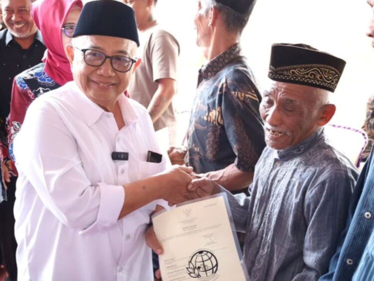 Program redistribusi tanah di Blitar memberi kepastian hukum bagi petani sekaligus membuka akses ekonomi yang lebih luas. Foto: Bupati Blitar Rijanto menyerahkan sertifikat kepada warga (foto/ist)