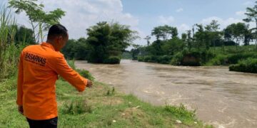 Petugas menyisir Sungai Brantas mencari korban