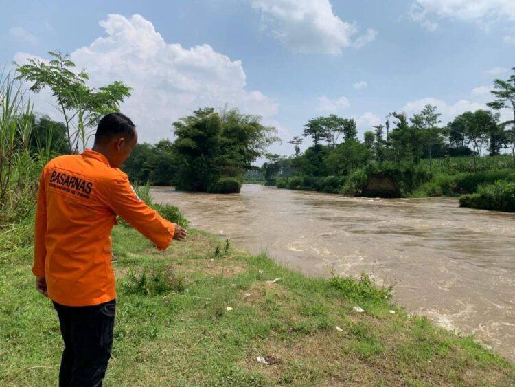 Petugas menyisir Sungai Brantas mencari korban