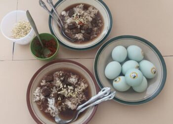 Rawon Bu Lisa khas Kota Blitar dengan kuah hitam pekat