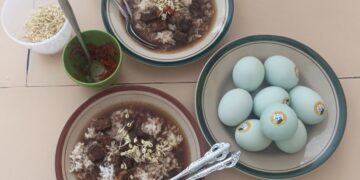 Rawon Bu Lisa khas Kota Blitar dengan kuah hitam pekat