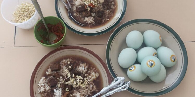 Rawon Bu Lisa khas Kota Blitar dengan kuah hitam pekat