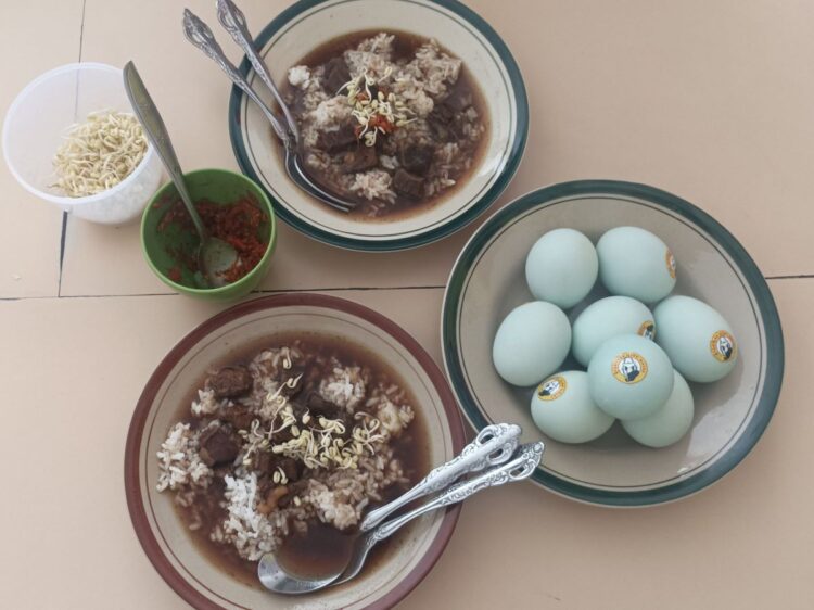 Rawon Bu Lisa khas Kota Blitar dengan kuah hitam pekat