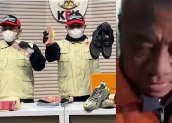 Gatut Sunu tersenyum memakai rompi tahanan KPK usai ditetapkan sebagai tersangka kasus OTT Tulungagung