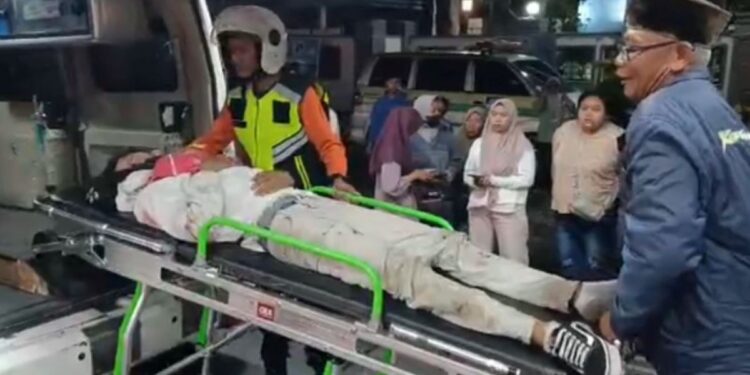 Petugas mengevakuasi korban kecelakaan bus Restu di Tol Jombang-Mojokerto