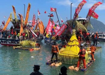tradisi larung sembonyo trenggalek di pantai prigi dengan buceng raksasa