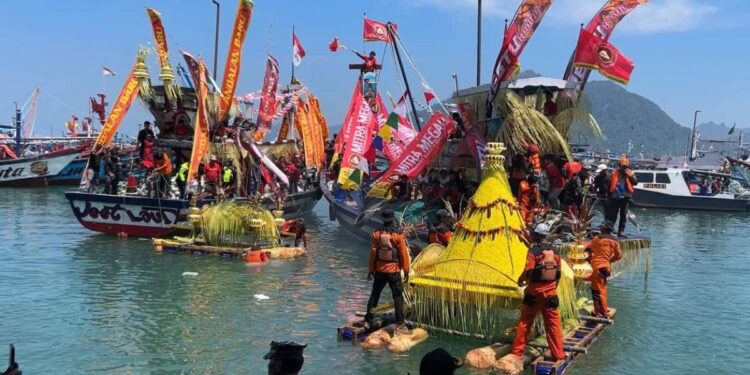 tradisi larung sembonyo trenggalek di pantai prigi dengan buceng raksasa