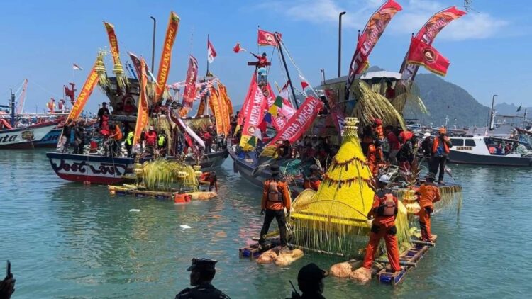 tradisi larung sembonyo trenggalek di pantai prigi dengan buceng raksasa