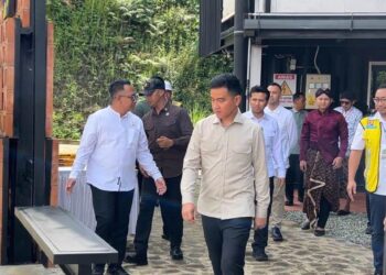 Wapres Gibran Rakabuming Raka meninjau Bendungan Bagong di Trenggalek bersama pejabat daerah