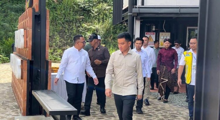 Wapres Gibran Rakabuming Raka meninjau Bendungan Bagong di Trenggalek bersama pejabat daerah