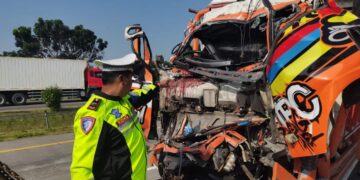 Evakuasi korban kecelakaan truk di Tol Jombang Mojokerto KM 798