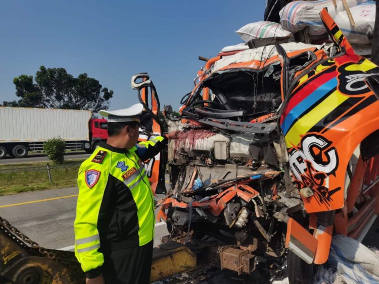Evakuasi korban kecelakaan truk di Tol Jombang Mojokerto KM 798
