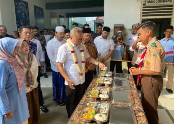 Zulhas saat meninjau program Makan Bergizi Gratis di sekolah Jombang bersama Bupati Warsubi