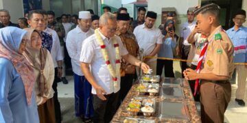 Zulhas saat meninjau program Makan Bergizi Gratis di sekolah Jombang bersama Bupati Warsubi