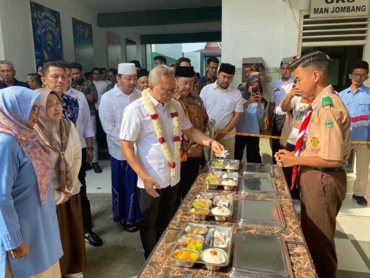 Zulhas saat meninjau program Makan Bergizi Gratis di sekolah Jombang bersama Bupati Warsubi