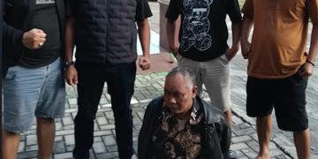 Ashari (bawah) sesaat usai penangkapan. Foto: istimewa