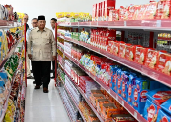 Presiden Prabowo Subianto meninjau Koperasi Desa Merah Putih Desa Nglawak, Kecamatan Kertosono, Kabupaten Nganjuk. Foto: PMI Setpres/Cahyo