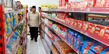 Presiden Prabowo Subianto meninjau Koperasi Desa Merah Putih Desa Nglawak, Kecamatan Kertosono, Kabupaten Nganjuk. Foto: PMI Setpres/Cahyo