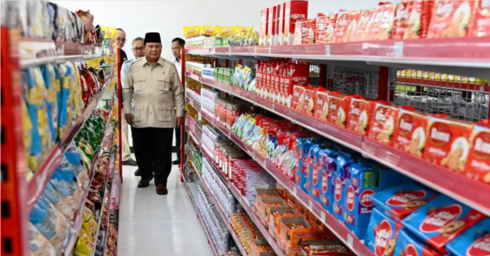 Presiden Prabowo Subianto meninjau Koperasi Desa Merah Putih Desa Nglawak, Kecamatan Kertosono, Kabupaten Nganjuk. Foto: PMI Setpres/Cahyo