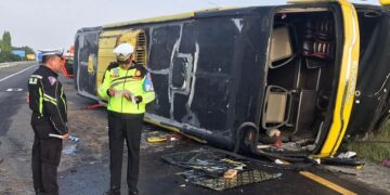 Lokasi bus terguling di Tol Jombang-Mojokerto. Foto: bacaini/Syailendra