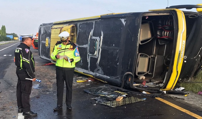 Lokasi bus terguling di Tol Jombang-Mojokerto. Foto: bacaini/Syailendra