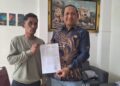 Sutopo bersama kuasa hukumnya, Faris Trihatmoyo. Bacaini/Syailendra