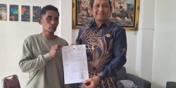 Sutopo bersama kuasa hukumnya, Faris Trihatmoyo. Bacaini/Syailendra