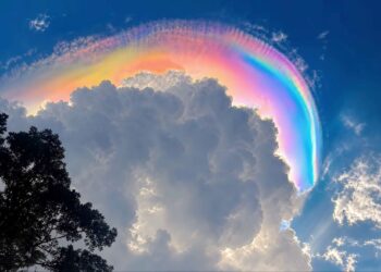 Fenomena awan pelangi atau cloud iridescence terlihat berwarna-warni di langit wilayah Jabodetabek