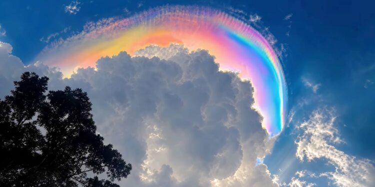 Fenomena awan pelangi atau cloud iridescence terlihat berwarna-warni di langit wilayah Jabodetabek
