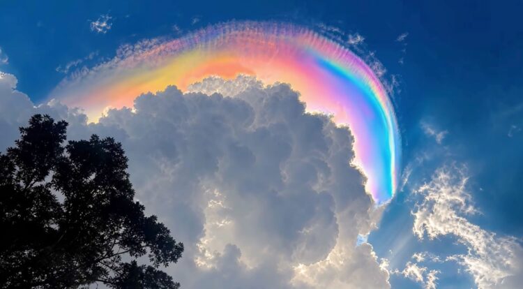Fenomena awan pelangi atau cloud iridescence terlihat berwarna-warni di langit wilayah Jabodetabek