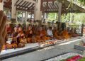 Bhikkhu peserta Thudong 2026 ziarah makam Gus Dur di Tebuireng Jombang