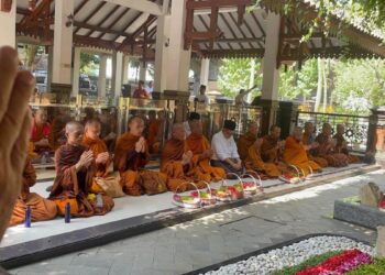 Bhikkhu peserta Thudong 2026 ziarah makam Gus Dur di Tebuireng Jombang