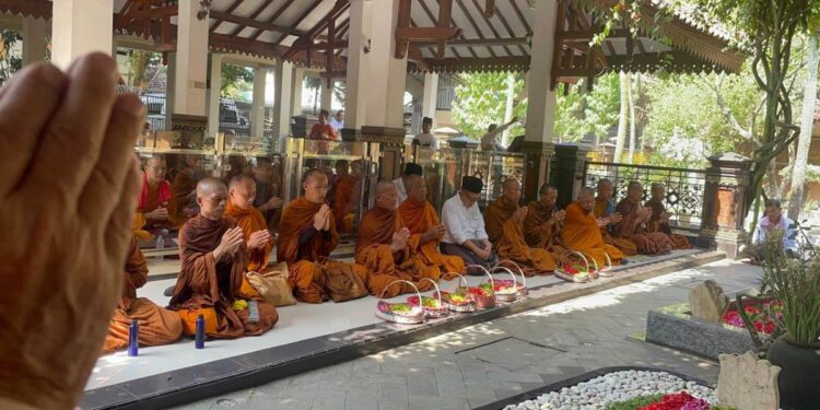 Bhikkhu peserta Thudong 2026 ziarah makam Gus Dur di Tebuireng Jombang