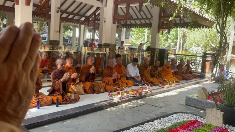 Bhikkhu peserta Thudong 2026 ziarah makam Gus Dur di Tebuireng Jombang