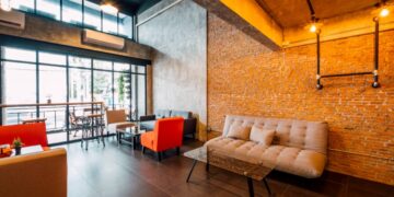 Pengunjung menikmati suasana nyaman di tempat kuliner dengan fasilitas WiFi, area duduk nyaman, dan pembayaran cashless