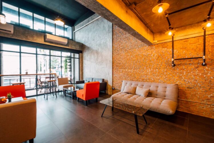 Pengunjung menikmati suasana nyaman di tempat kuliner dengan fasilitas WiFi, area duduk nyaman, dan pembayaran cashless