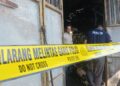 Petugas memeriksa lokasi kebakaran toko di Desa Bandung Kecamatan Diwek Jombang yang diduga akibat lemparan bom molotov