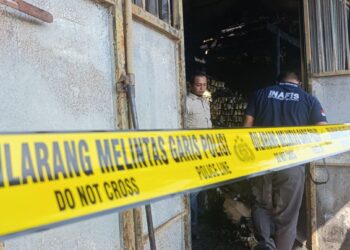 Petugas memeriksa lokasi kebakaran toko di Desa Bandung Kecamatan Diwek Jombang yang diduga akibat lemparan bom molotov