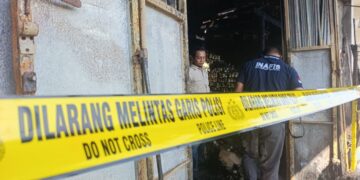 Petugas memeriksa lokasi kebakaran toko di Desa Bandung Kecamatan Diwek Jombang yang diduga akibat lemparan bom molotov