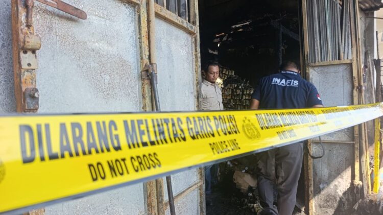 Petugas memeriksa lokasi kebakaran toko di Desa Bandung Kecamatan Diwek Jombang yang diduga akibat lemparan bom molotov