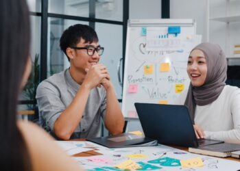 Ilustrasi pekerja kantoran Indonesia sedang bekerja