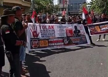 Massa Maki Blitar Raya berunjuk rasa menolak pencalonan Muh Samanhudi Anwar sebagai Ketua KONI Kota Blitar 2026-2030 di depan Kantor KONI Kota Blitar