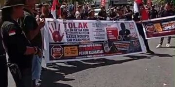 Massa Maki Blitar Raya berunjuk rasa menolak pencalonan Muh Samanhudi Anwar sebagai Ketua KONI Kota Blitar 2026-2030 di depan Kantor KONI Kota Blitar