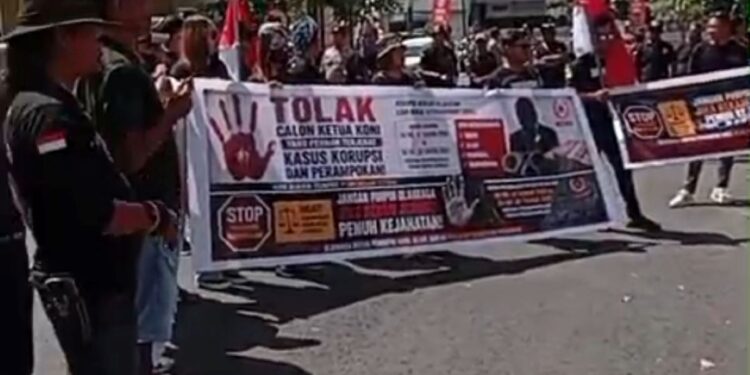 Massa Maki Blitar Raya berunjuk rasa menolak pencalonan Muh Samanhudi Anwar sebagai Ketua KONI Kota Blitar 2026-2030 di depan Kantor KONI Kota Blitar
