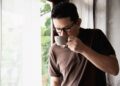 Ilustrasi seseorang mengalami sakit kepala karena tidak minum kopi akibat gejala putus kafein