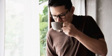 Ilustrasi seseorang mengalami sakit kepala karena tidak minum kopi akibat gejala putus kafein