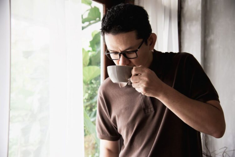Ilustrasi seseorang mengalami sakit kepala karena tidak minum kopi akibat gejala putus kafein